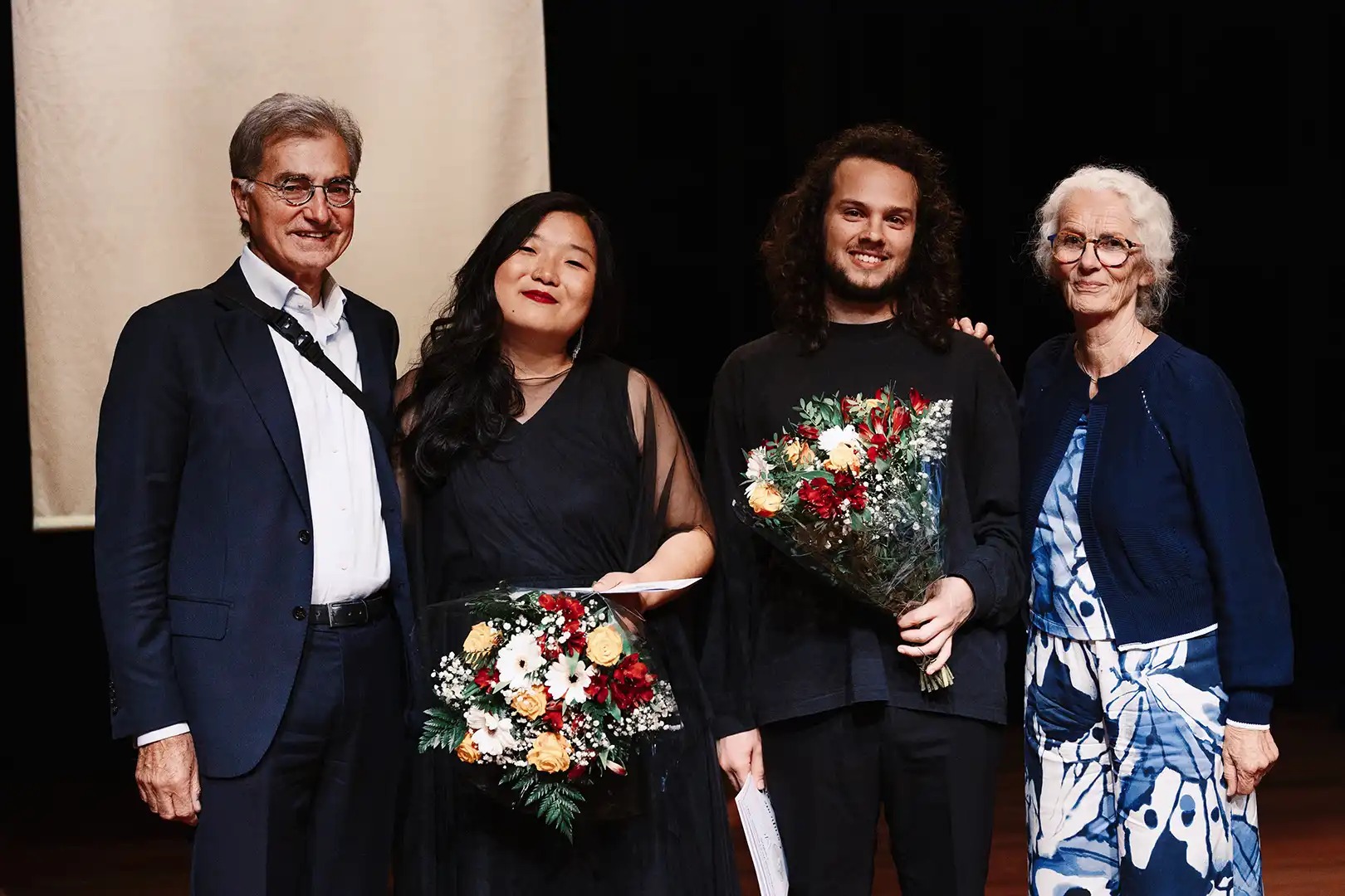 Prijswinnaars bariton Giacomo Schmidt & pianiste Jong Sun Woo met hun gastoudersToine en Annelies van der Sanden